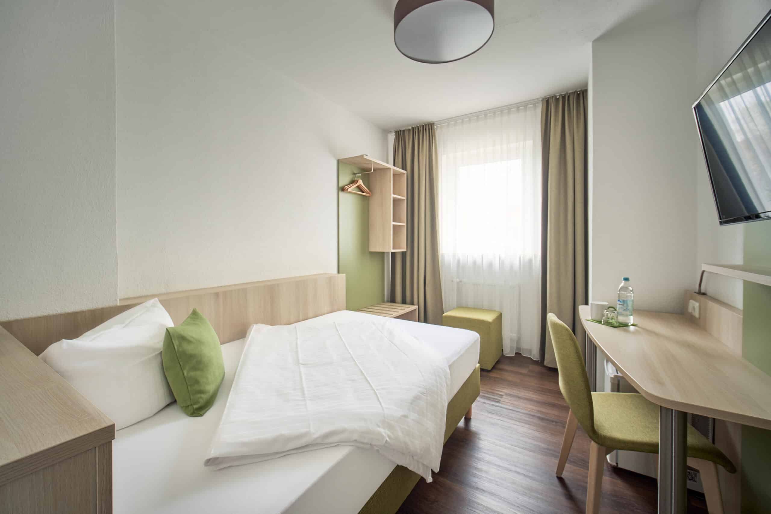 marias inn single room bed