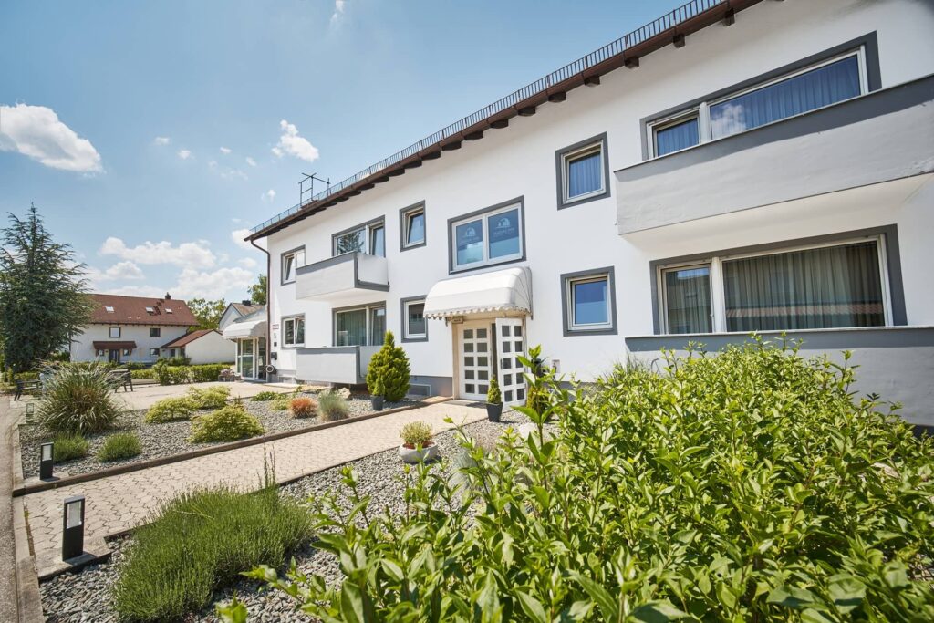 marias inn gebaeude eingang