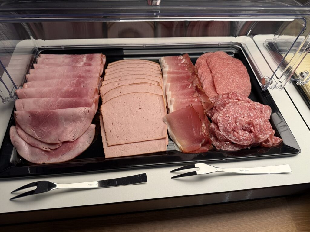 marias inn fruehstuecksraum aufschnitt