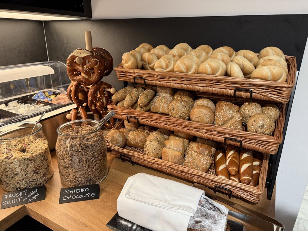 marias inn fruehstuecksraum backwaren