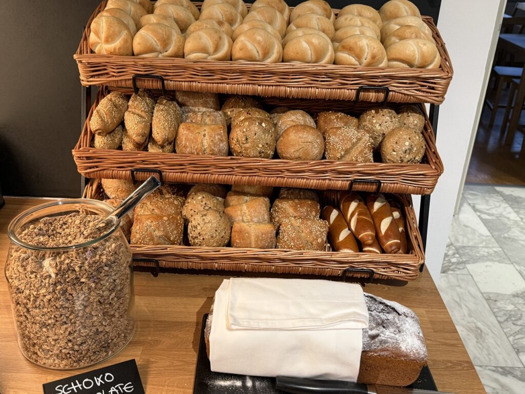 marias inn fruehstuecksraum broetchen