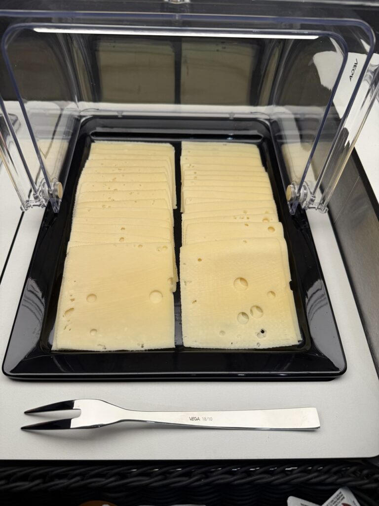 marias inn fruehstuecksraum kaese