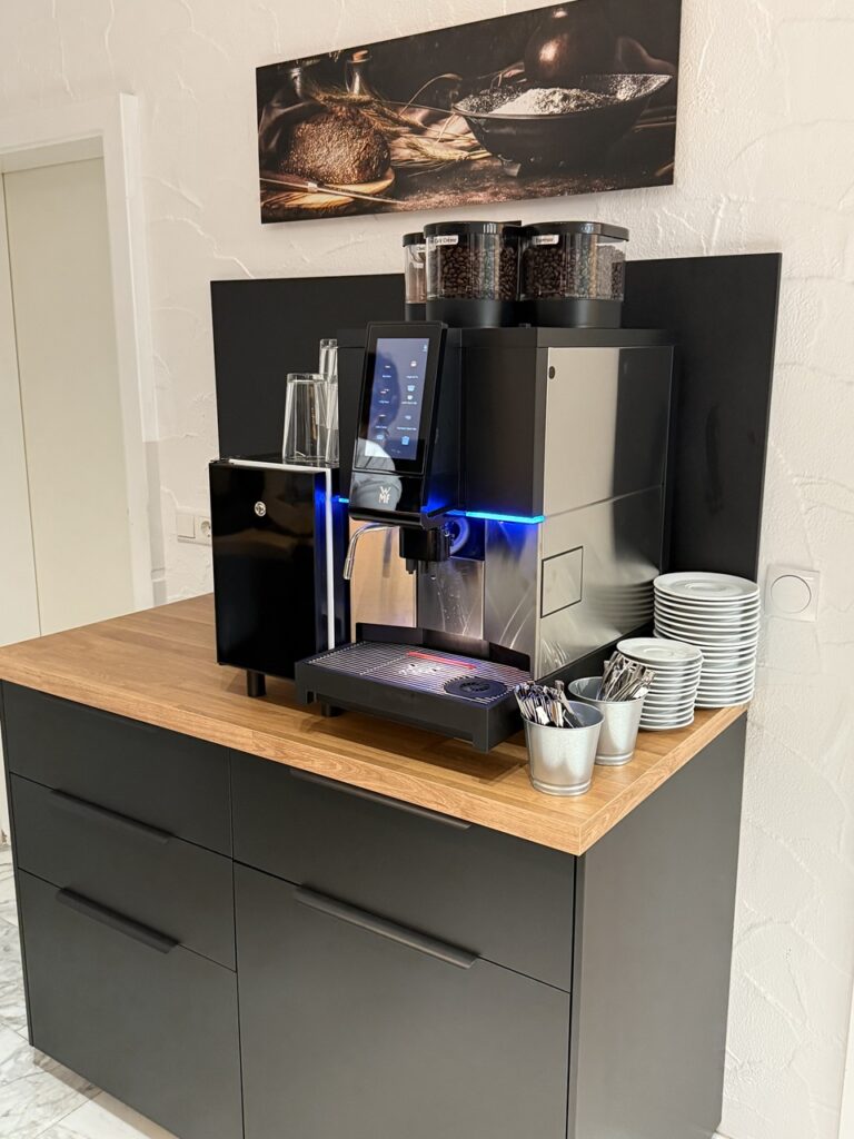 marias inn fruehstuecksraum kaffee