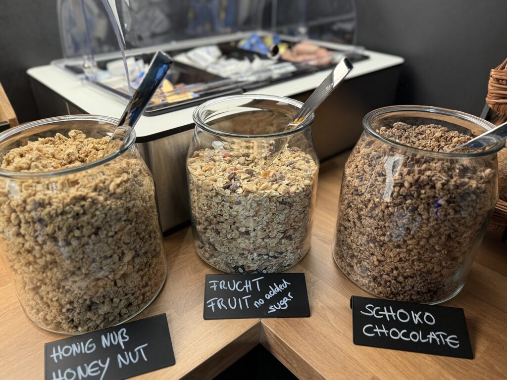 marias inn fruehstuecksraum muesli